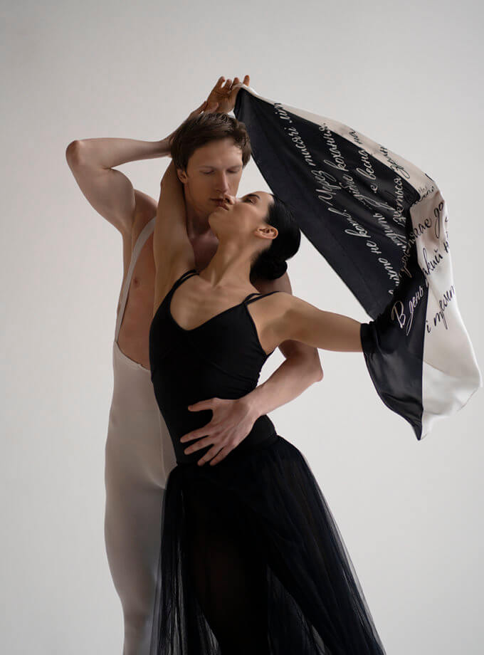 Хустка Так ніхто не кохав чорно-біла OLIZ (OL_009)