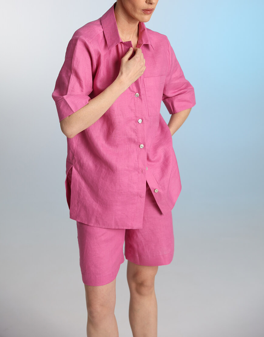 8S1A0788 Лляний костюм шорти та сорочка малинового кольору THE ESSENCE (ESSENCE_TE24-22) - фото 3