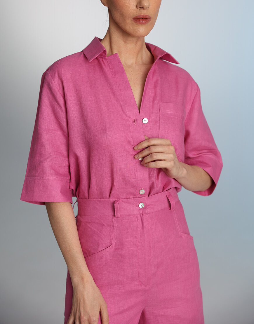 8S1A0857 Лляний костюм шорти та сорочка малинового кольору THE ESSENCE (ESSENCE_TE24-22) - фото 14