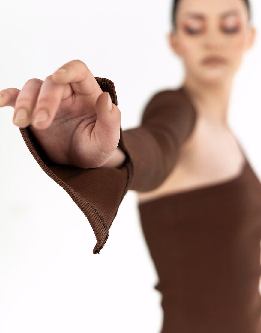 Seven_Eleven_ZDO_262 Сукня коричнева на один рукав трикотажна 7/11 SEVEN ELEVEN (SE_SE25DrOnSh_Br) - фото 5