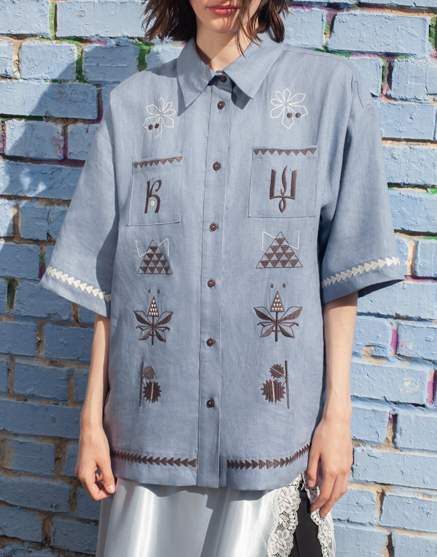 ADizjp8d2HnWzcge0MeBAJuMiyrbvik3rBICRcDs Жіноча вишита сорочка блакитного кольору Кий ETNODIM (ETN_Cue) - фото 3
