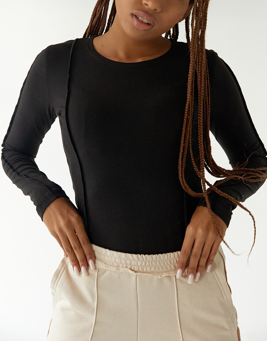 Facetune_01-11-2023-14-15-32 (1) Лонгслів з акцентними швами у чорному кольорі MAXAVI (MX2420) - фото 3