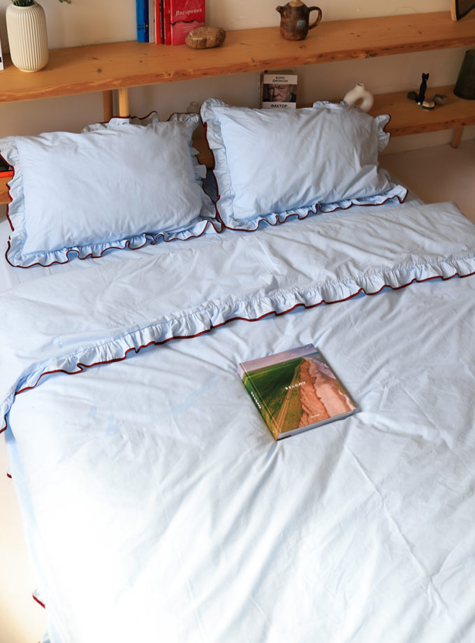 Постільна білизна блакитного кольору з рюшами та бордовим кантом BEDCLOZZZES (BEDCLZ_3647686)