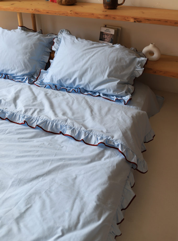 Постільна білизна блакитного кольору з рюшами та бордовим кантом BEDCLOZZZES (BEDCLZ_3647686)
