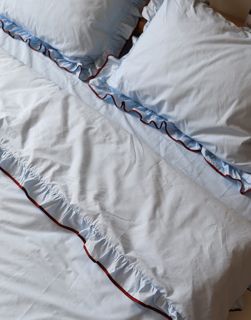 img_2028 Постільна білизна блакитного кольору з рюшами та бордовим кантом BEDCLOZZZES (BEDCLZ_3647686) - фото 3