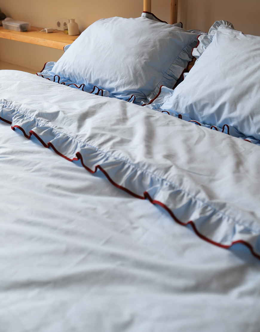 img_2029 Постільна білизна блакитного кольору з рюшами та бордовим кантом BEDCLOZZZES (BEDCLZ_3647686) - фото 5