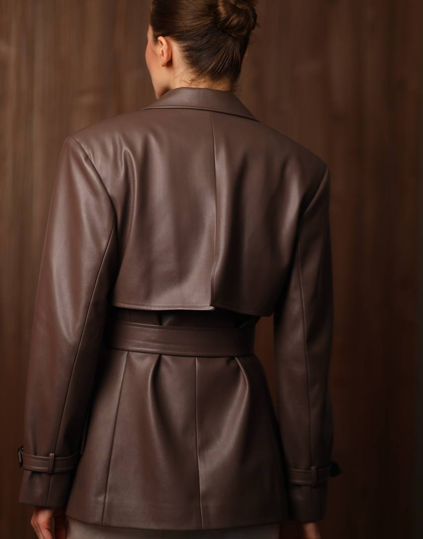 FC61BE67-84D0-45ED-895A-35D6353AE663 Кроп тренч London коричневий BÚDZIKO (BDZ_LND-CT-CH) - фото 3