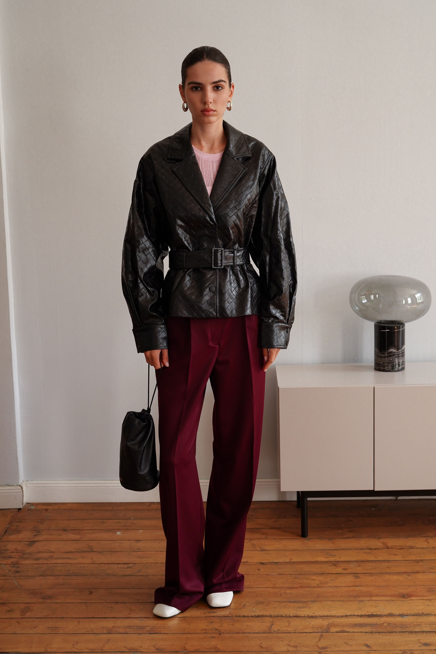 00002834-2 Куртка з фактурної еко-шкіри з поясом чорна THE LACE (TLA_00002834) - фото 2