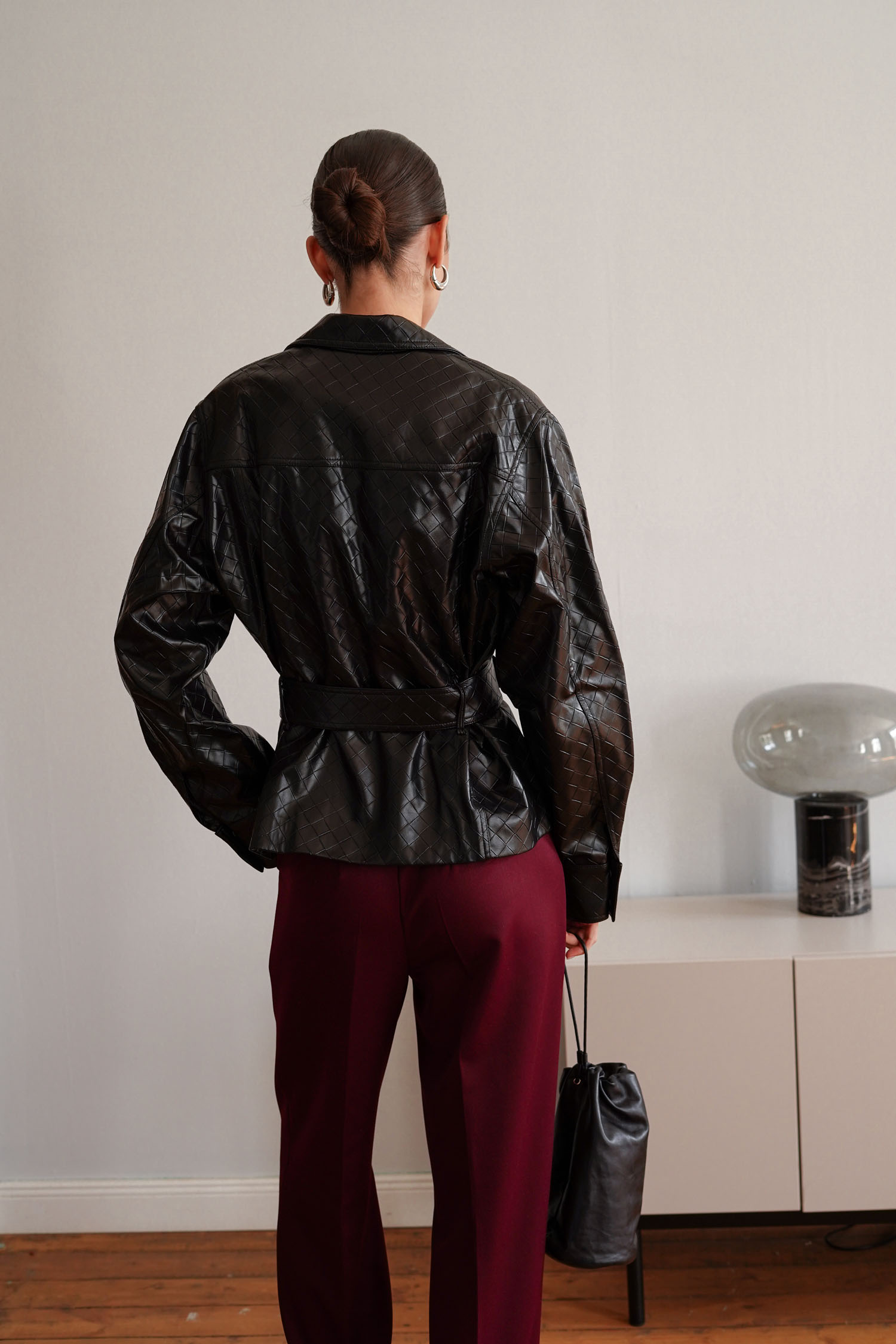 00002834-3 Куртка з фактурної еко-шкіри з поясом чорна THE LACE (TLA_00002834) - фото 3