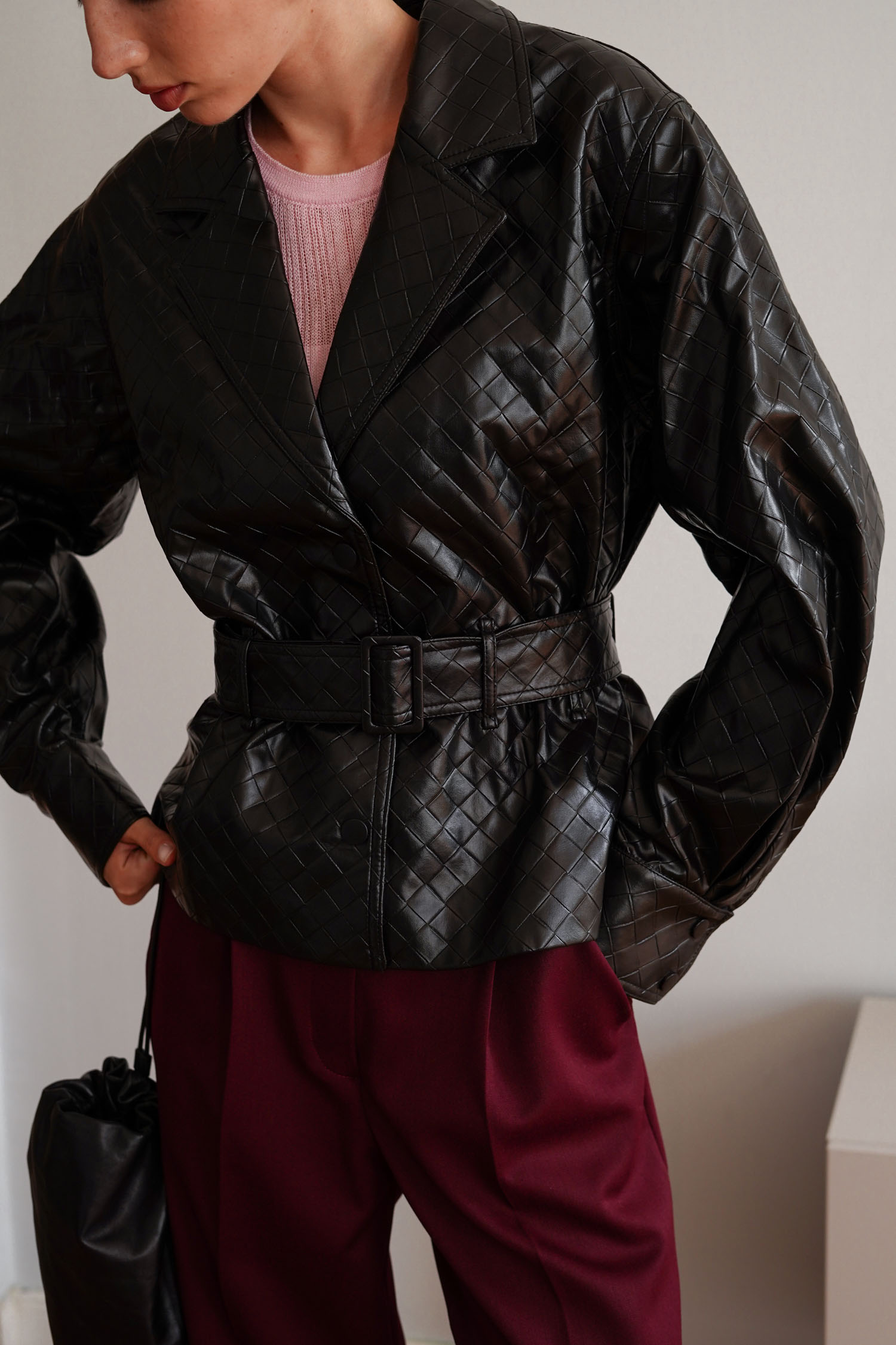 00002834-4 Куртка з фактурної еко-шкіри з поясом чорна THE LACE (TLA_00002834) - фото 4