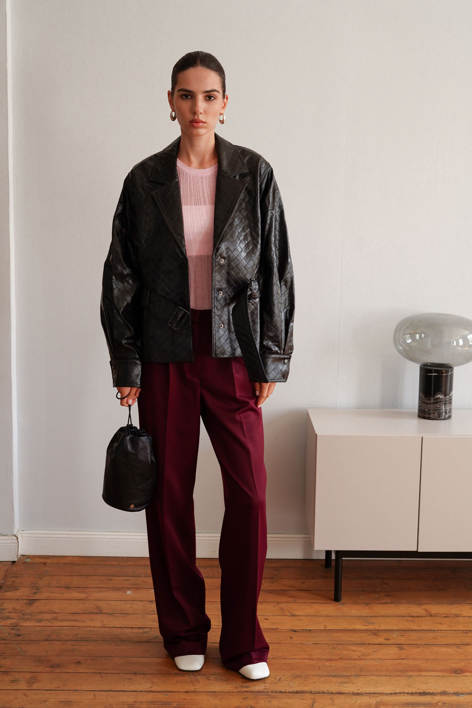 00002834-5 Куртка з фактурної еко-шкіри з поясом чорна THE LACE (TLA_00002834) - фото 5