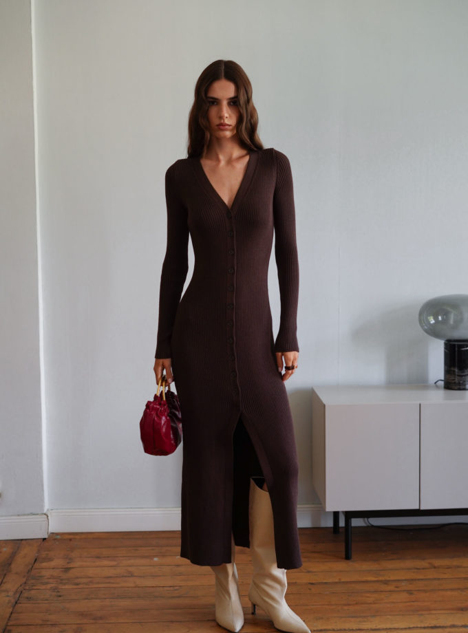 Трикотажна сукня максі на ґудзиках шоколадна THE LACE (TLA_00003381)