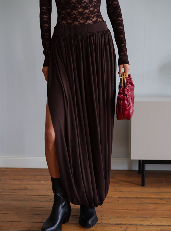 Трикотажна спідниця міді зі складами шоколадна THE LACE (TLA_00003395)