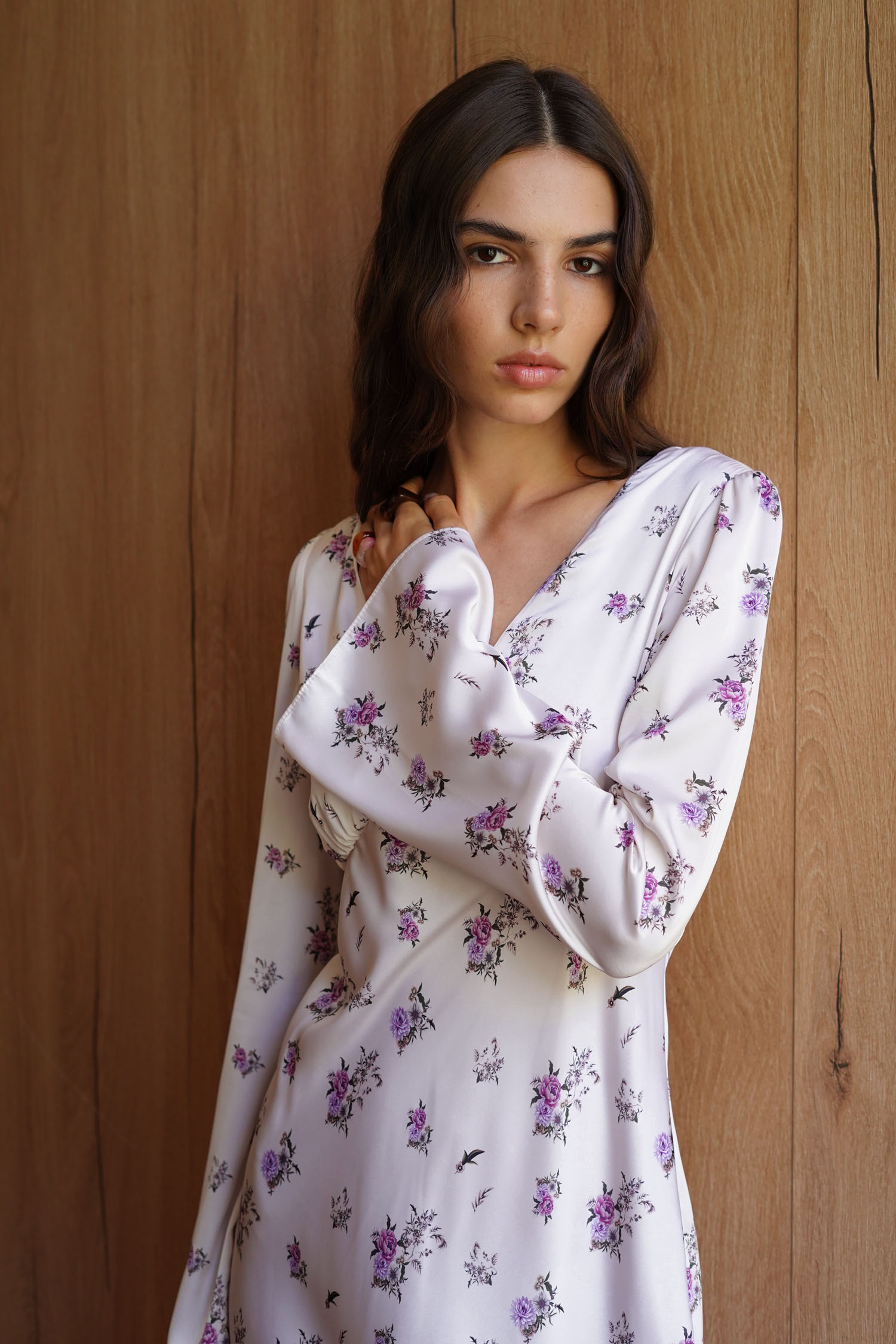 00003417-2 Сукня міді сатинова з V-вирізом та принтом кремова THE LACE (TLA_00003417) - фото 2