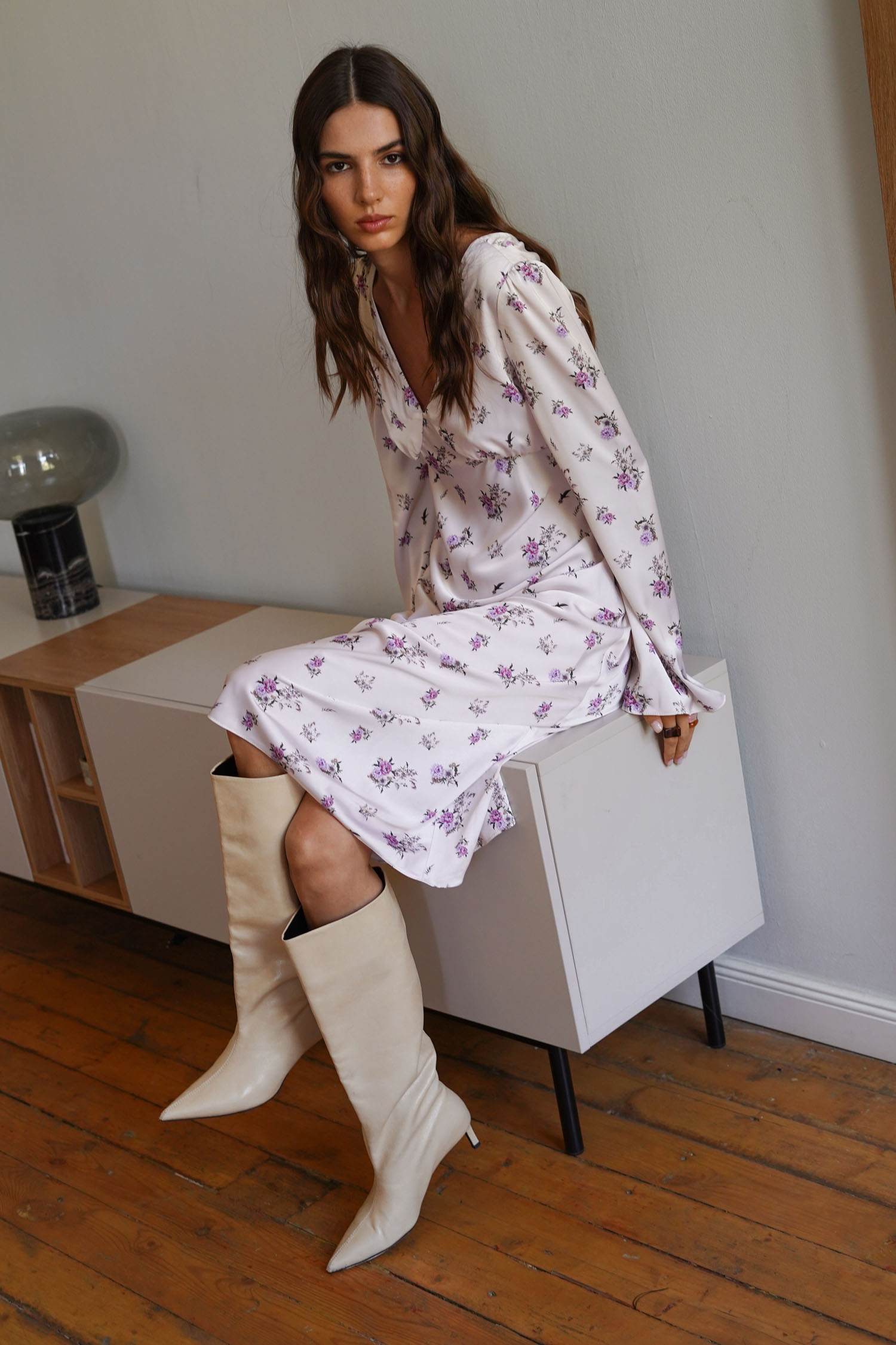 00003417-3 Сукня міді сатинова з V-вирізом та принтом кремова THE LACE (TLA_00003417) - фото 3