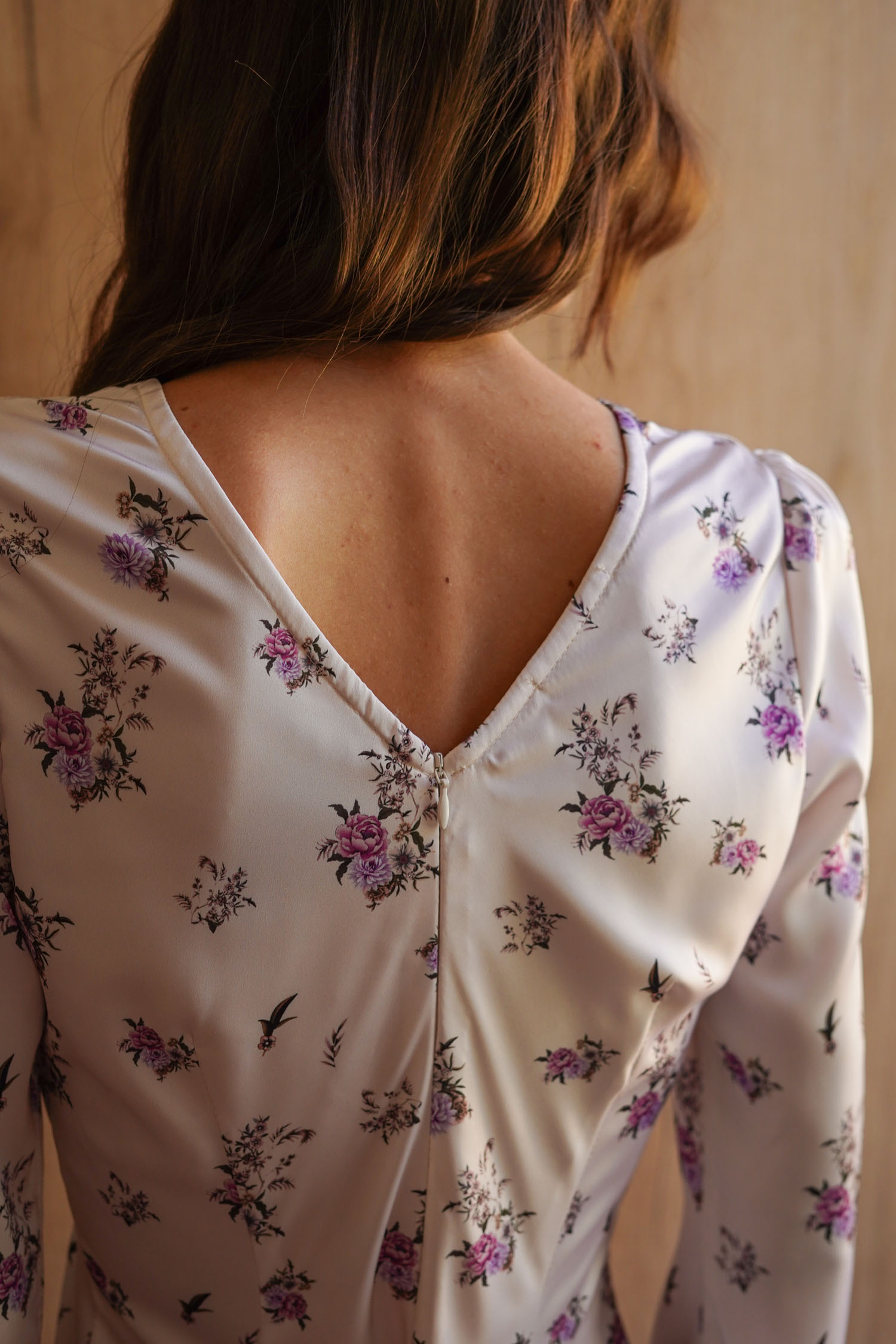 00003417-4 Сукня міді сатинова з V-вирізом та принтом кремова THE LACE (TLA_00003417) - фото 4