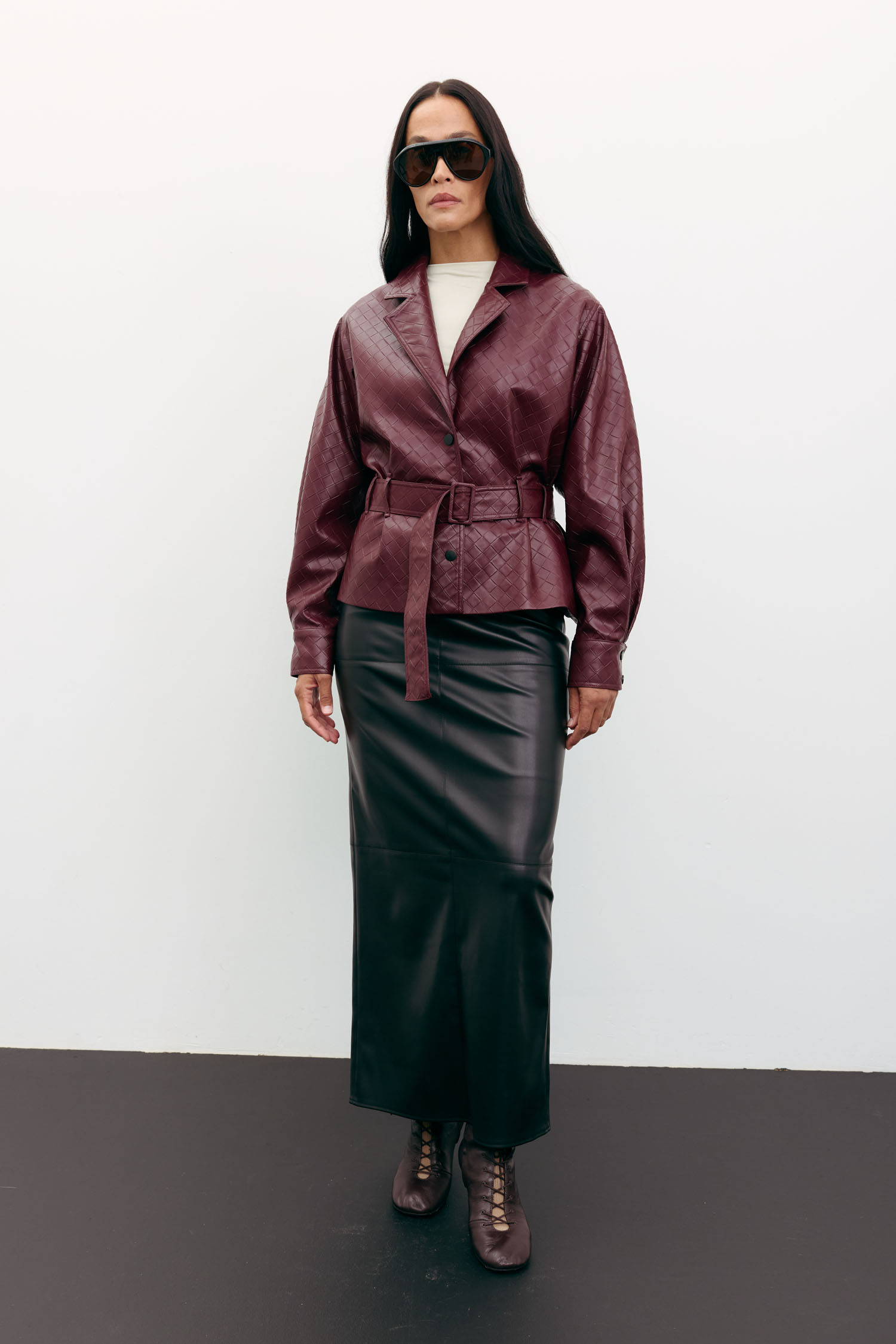 00003491-2 Куртка з фактурної еко-шкіри з поясом бордова THE LACE (TLA_00003491) - фото 2