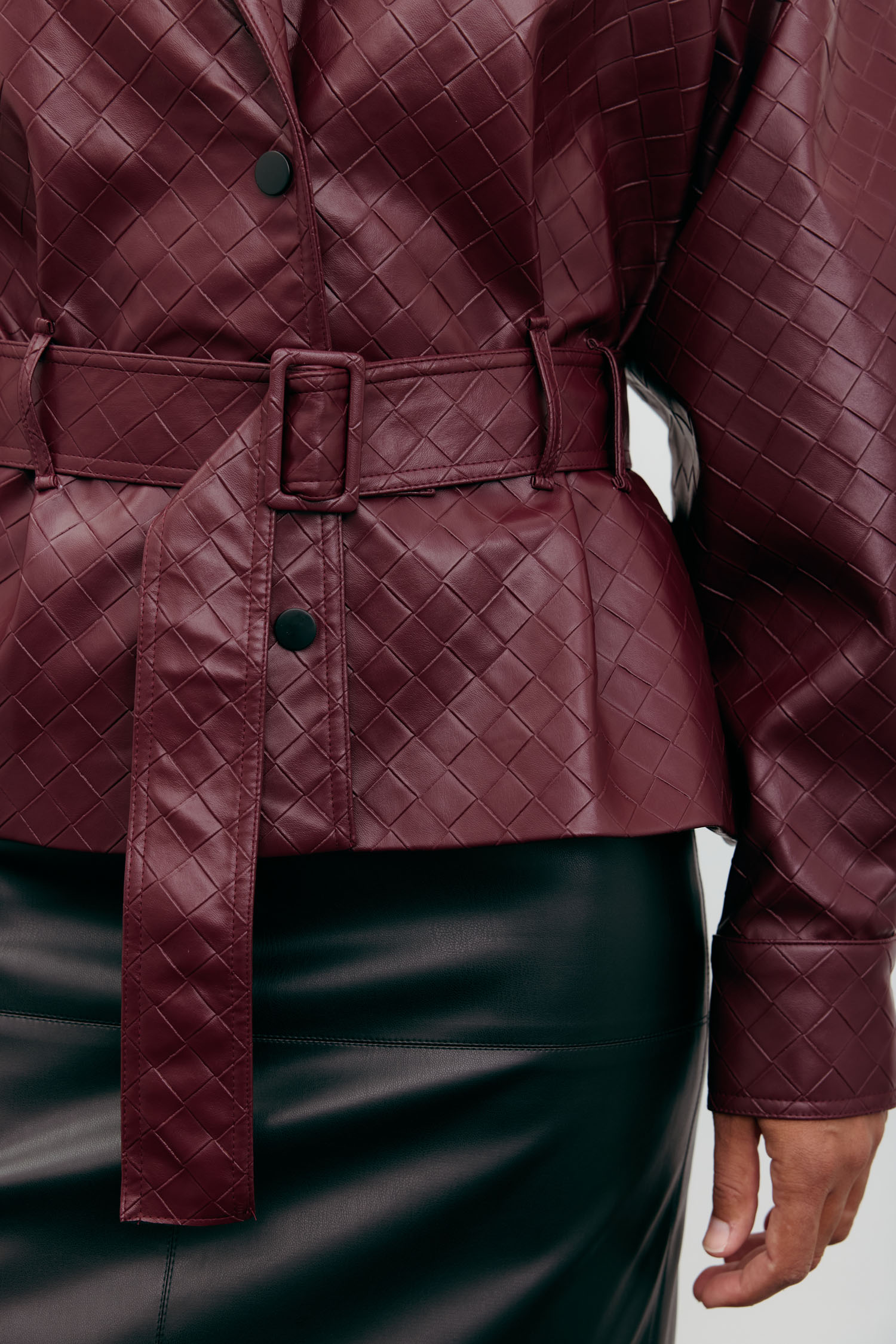 00003491-4 Куртка з фактурної еко-шкіри з поясом бордова THE LACE (TLA_00003491) - фото 4