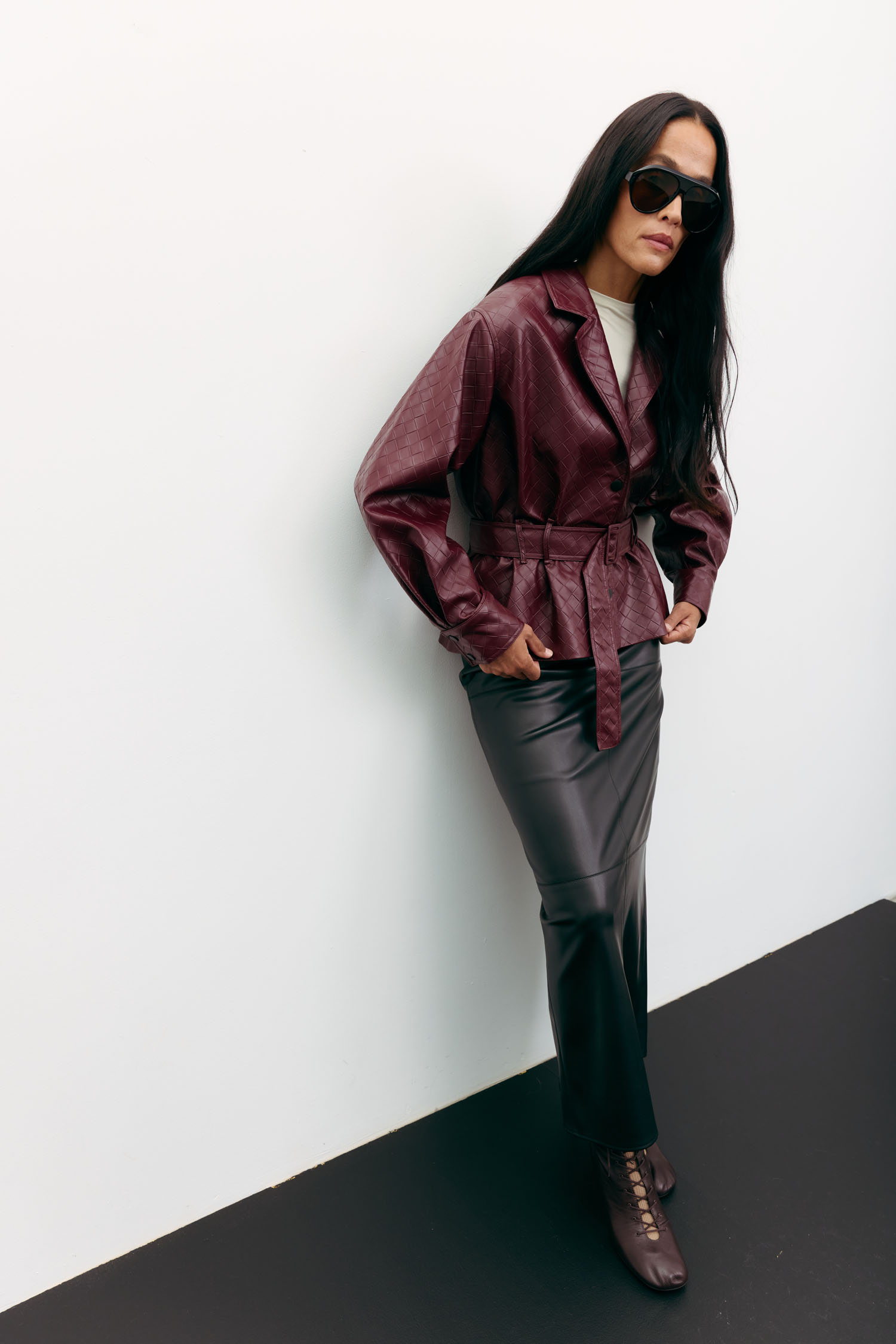 00003491-5 Куртка з фактурної еко-шкіри з поясом бордова THE LACE (TLA_00003491) - фото 5