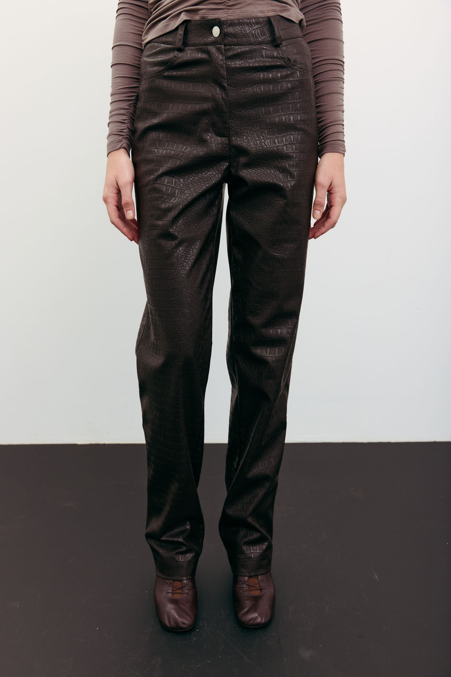 00003538-2 Брюки прямі з фактурної еко-шкіри шоколадні THE LACE (TLA_00003538) - фото 2