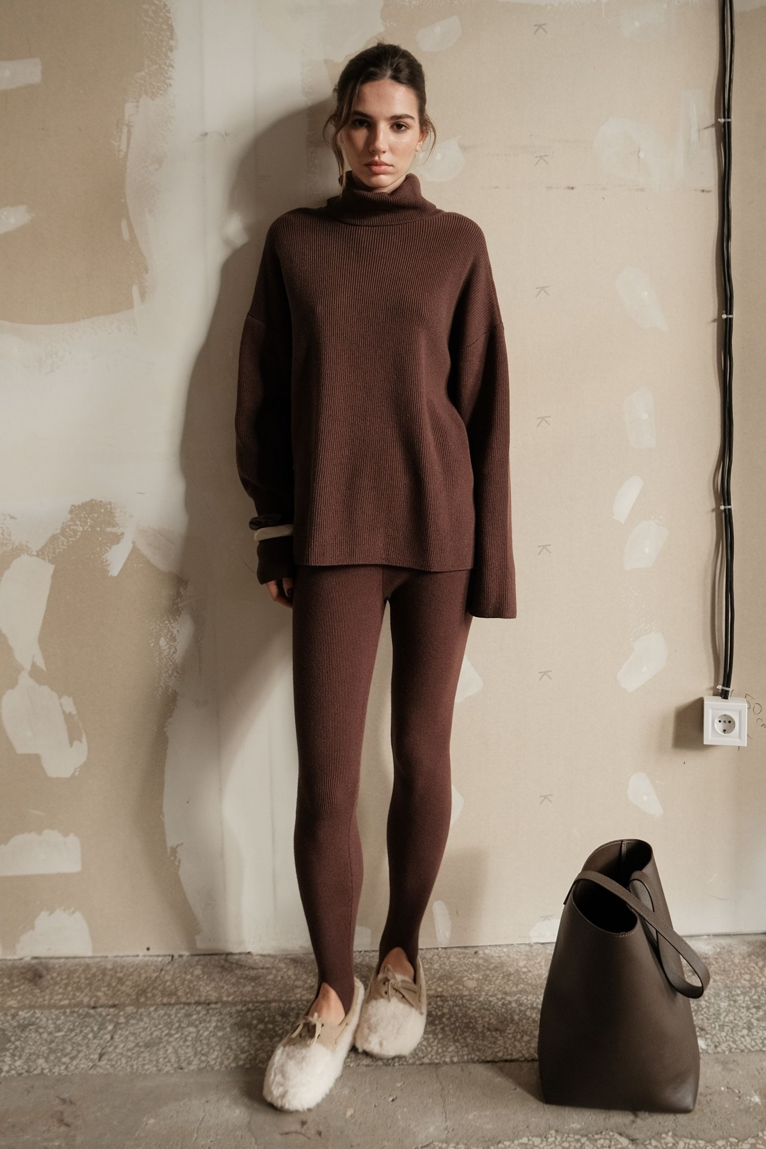 00003612-2 Светр трикотажний прямого крою з горловиною шоколадний THE LACE (TLA_00003612) - фото 2