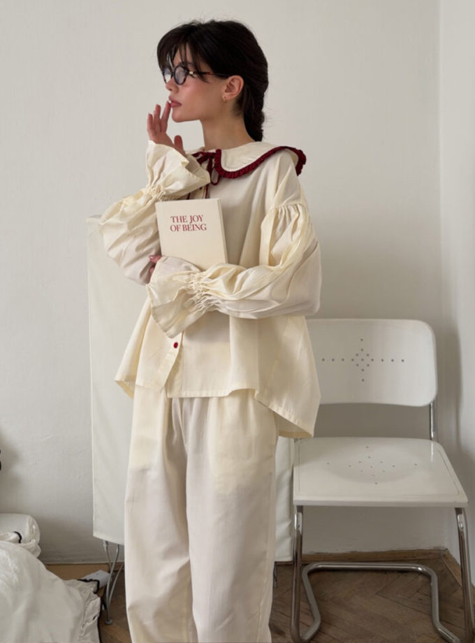 Сатинова піжама молочного кольору з бордовим коміром та рюшами BEDCLOZZZES (BEDCLZ_satynova-pizhama)